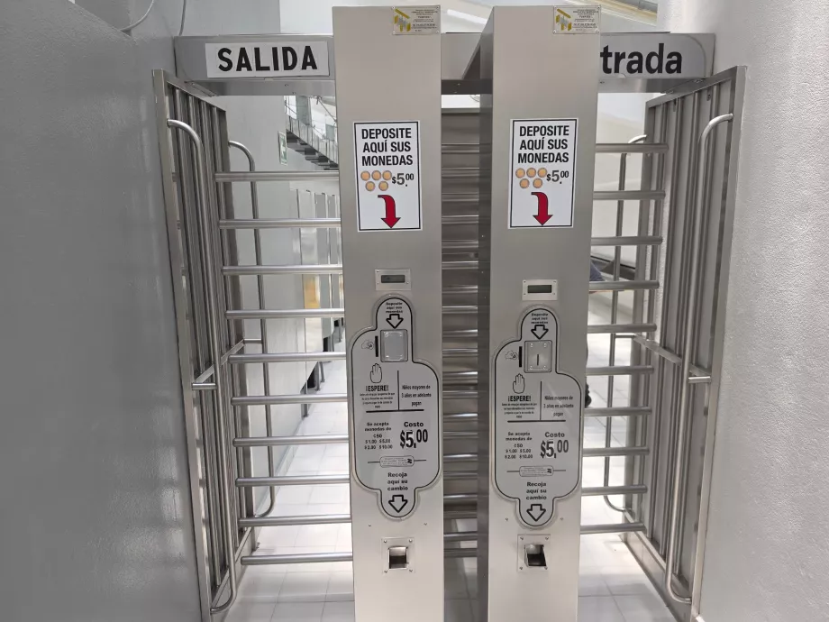 Pembayaran 5 peso per toilet