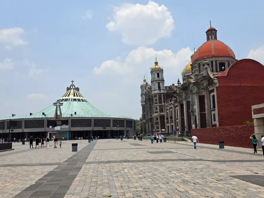 Alun-alun di depan Basilika Guadalupe