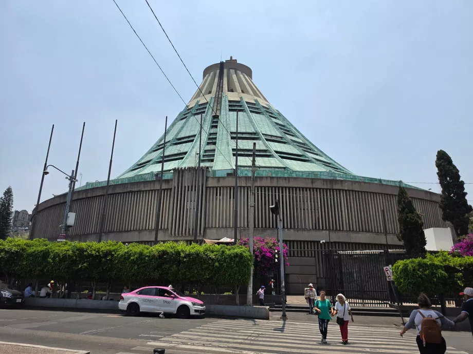 Pemandangan basilika dari belakang