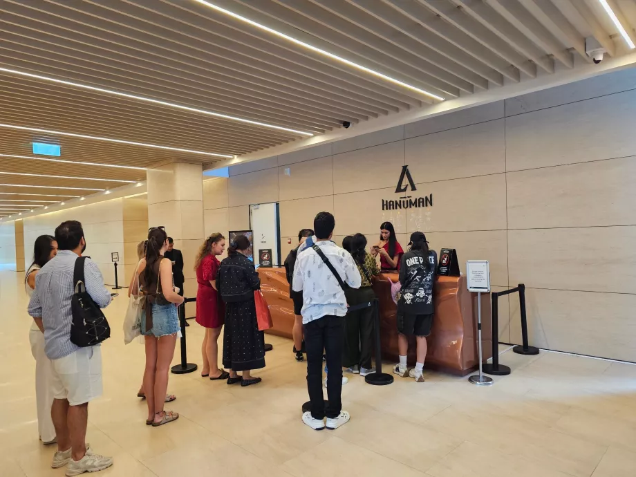 Akara Sky Hanuman - Resepsi di ruang bawah tanah