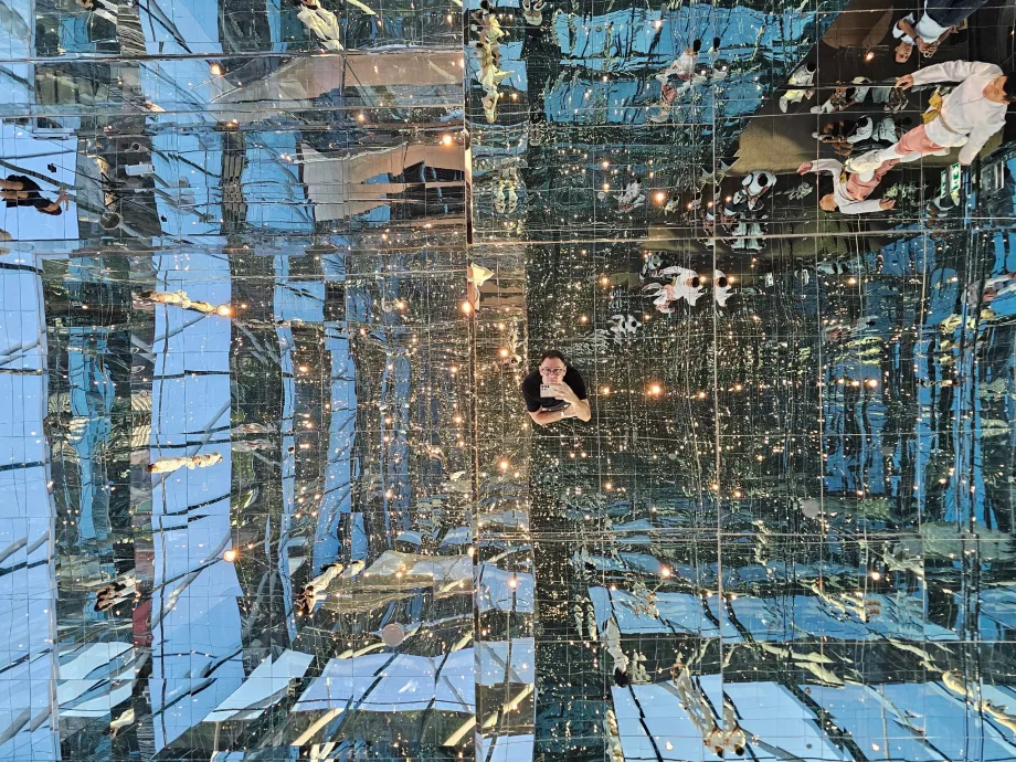 Akara Sky Hanuman - Refleksi Bangkok