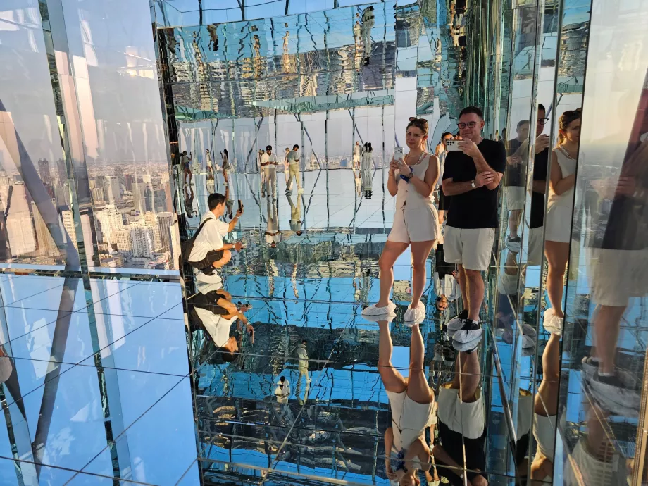 Akara Sky Hanuman - Refleksi Kami di dalam Kamar Bangkok