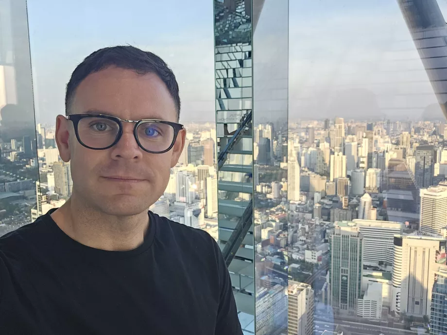 Akara Sky Hanuman - Saya di dalam Kamar Refleksi Bangkok