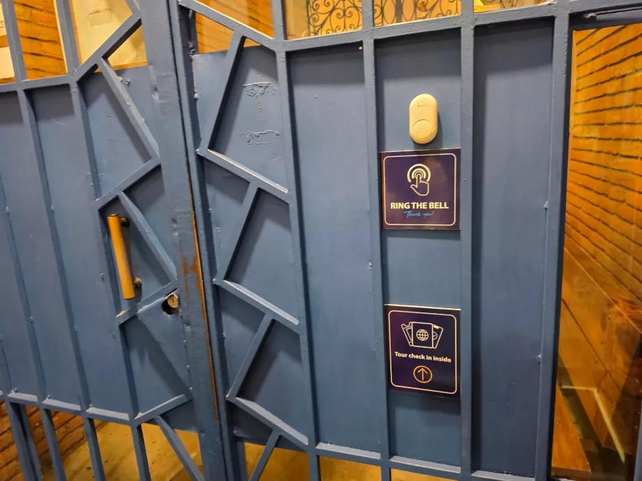 Pintu masuk ke Hostel Amigo