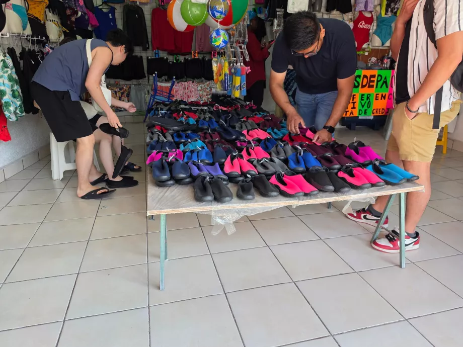 Di sini kami membeli sepatu air