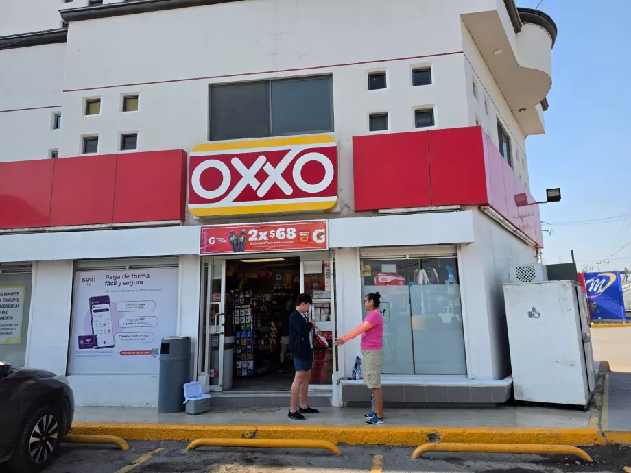 Di seberang adalah mini market Oxxo