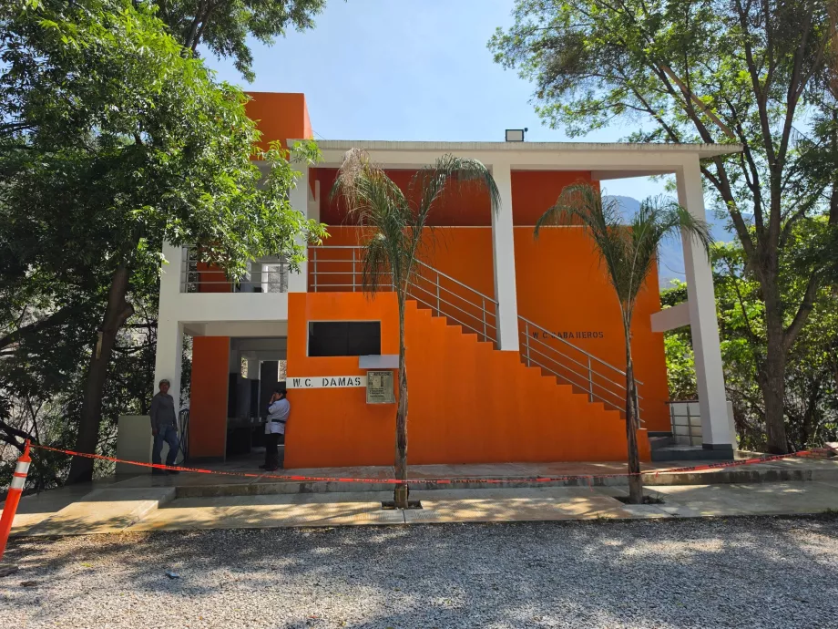 Toilet umum di tempat parkir mobil di depan Grutas Tolantongo