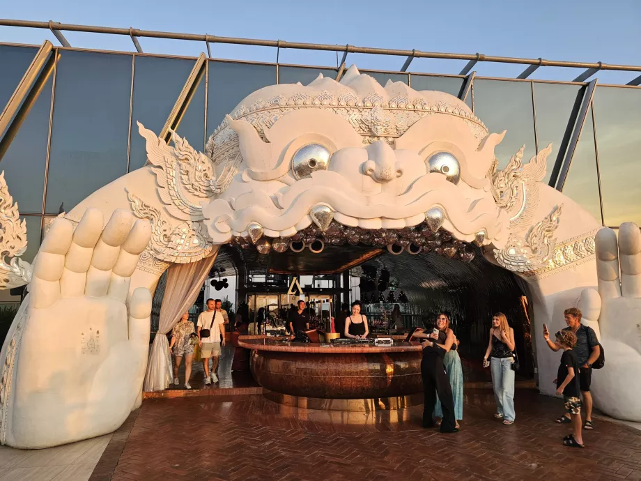 Akara Sky Hanuman - pintu masuk ikonik ke teras