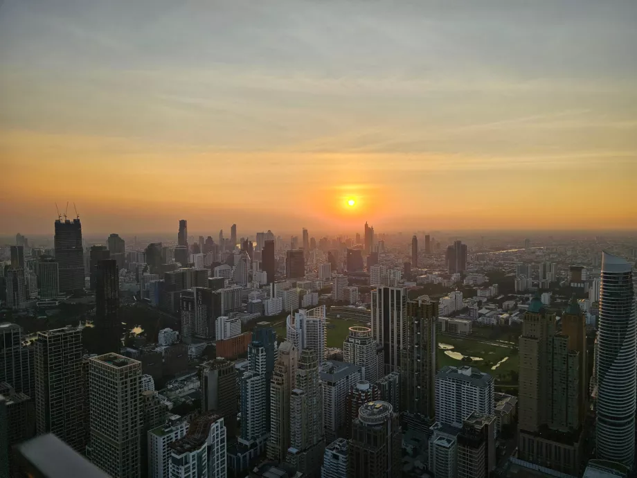 Matahari terbenam dari Akara Sky Hanuman