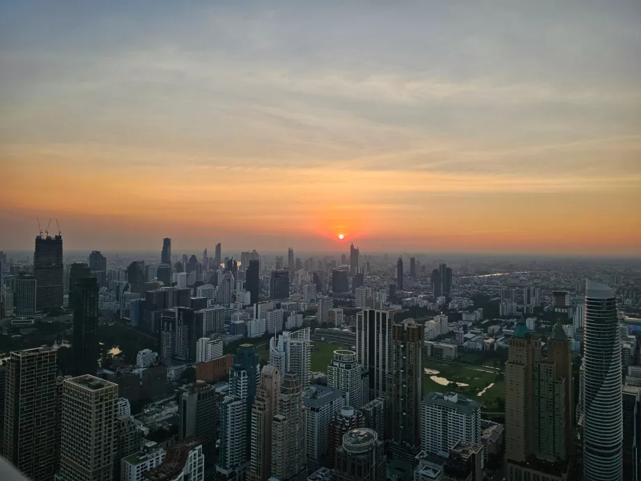 Matahari terbenam dari Akara Sky Hanuman