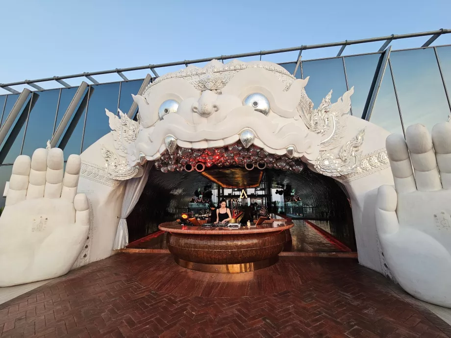 Akara Sky Hanuman - pintu masuk ikonik ke teras