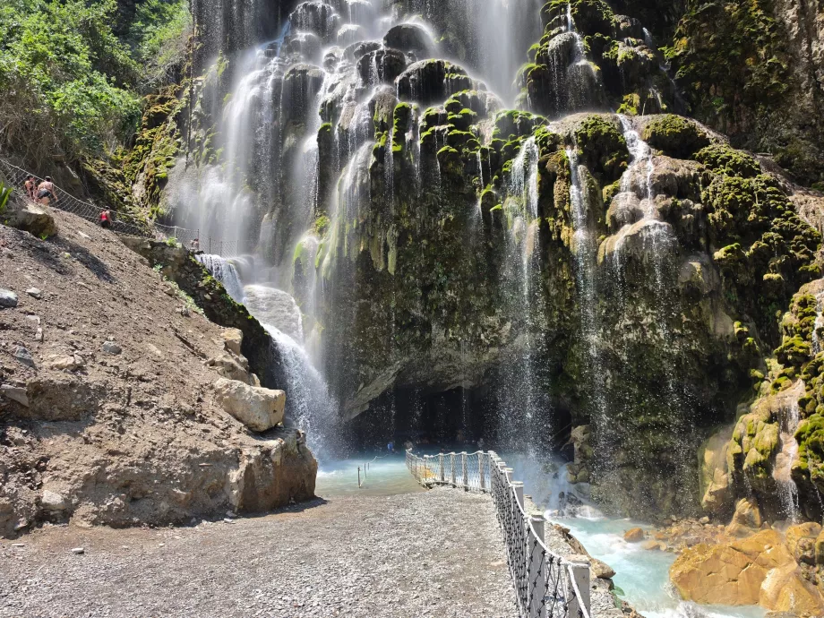 Air terjun dan pintu masuk ke gua besar yang terbuka