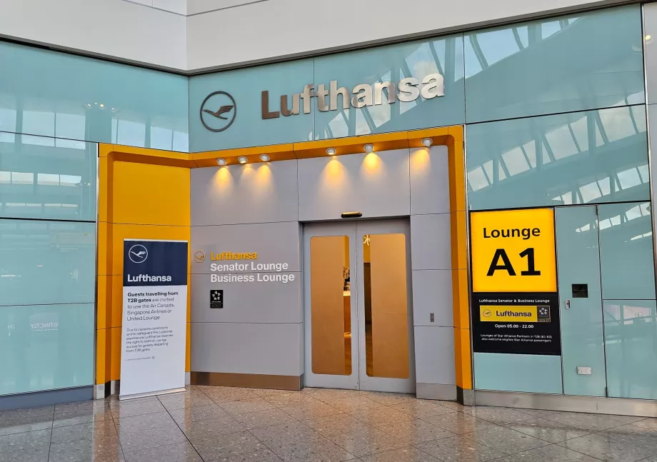 Pintu masuk ke Lufthansa Lounge di Terminal 2