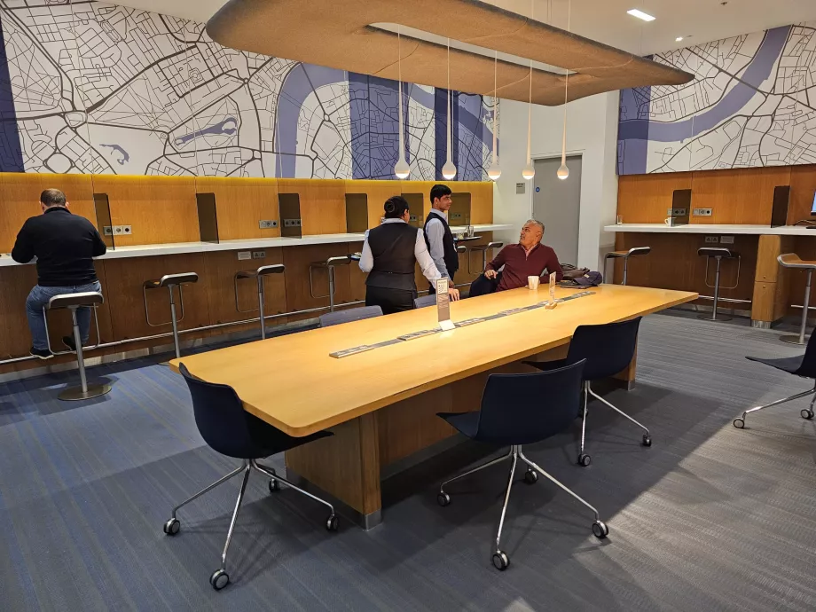 Stasiun kerja dan meja kerja