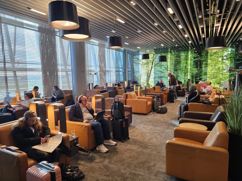 Duduk di Senator Lounge