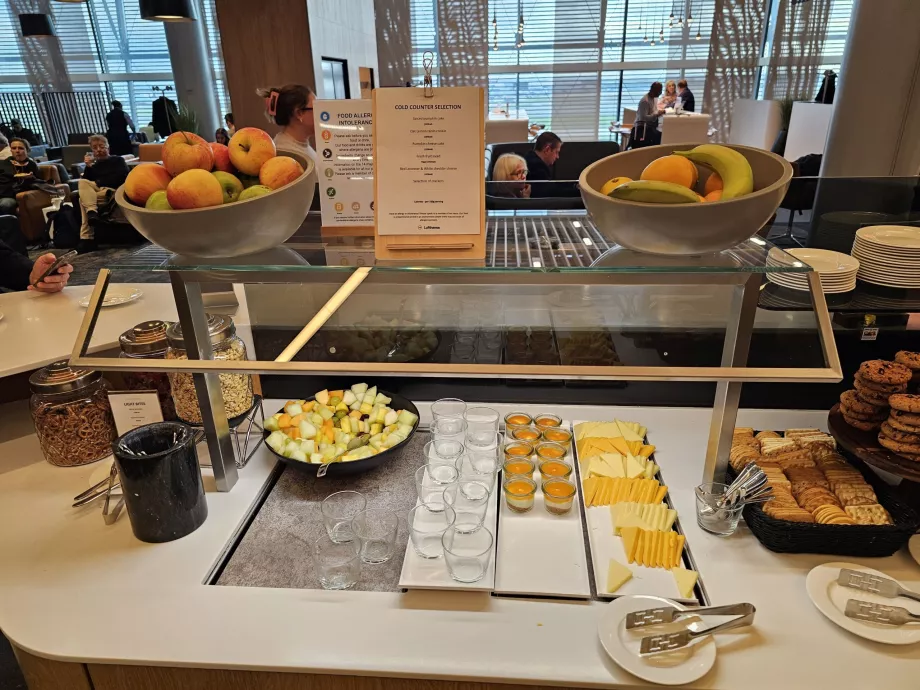 Permen, buah, dan keju