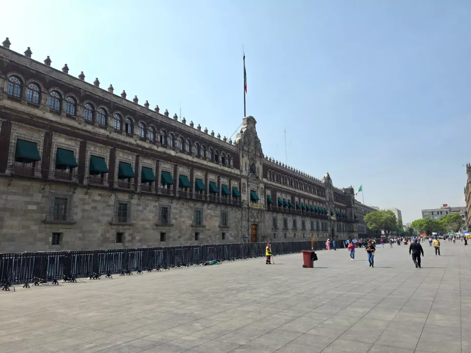 Alun-alun Zócalo, Palacio Nacional