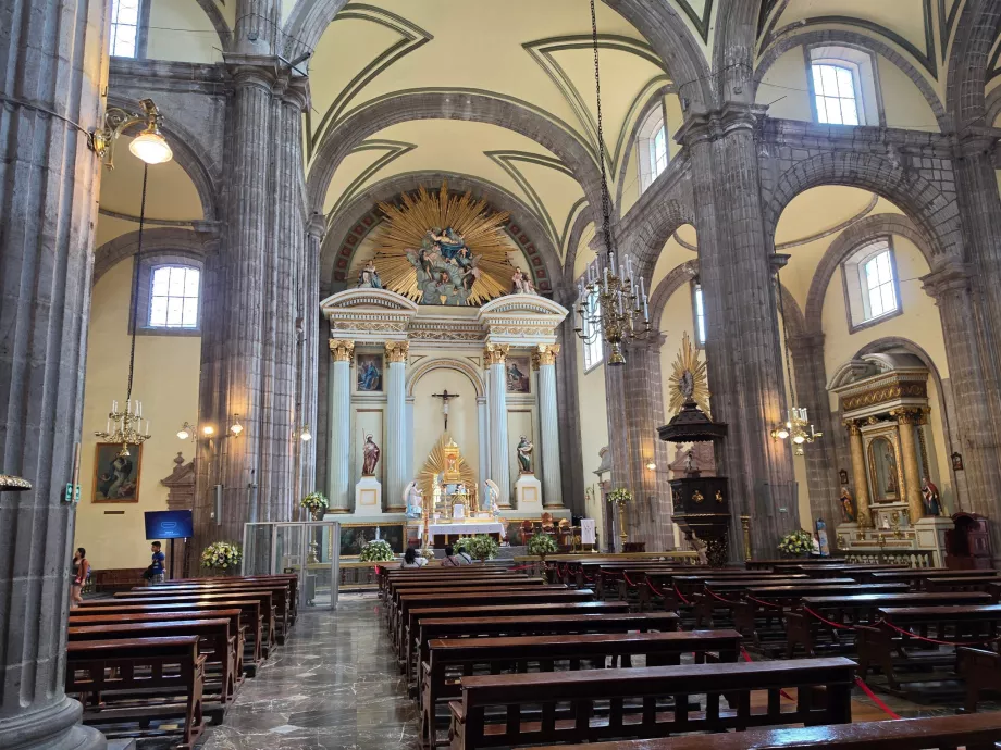 Katedral Metropolitan, kapel samping