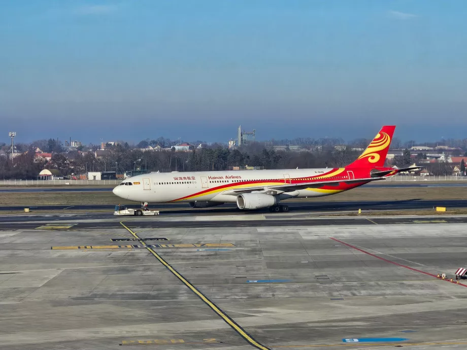 Airbus A330-300 Hainan Airlines di Praha