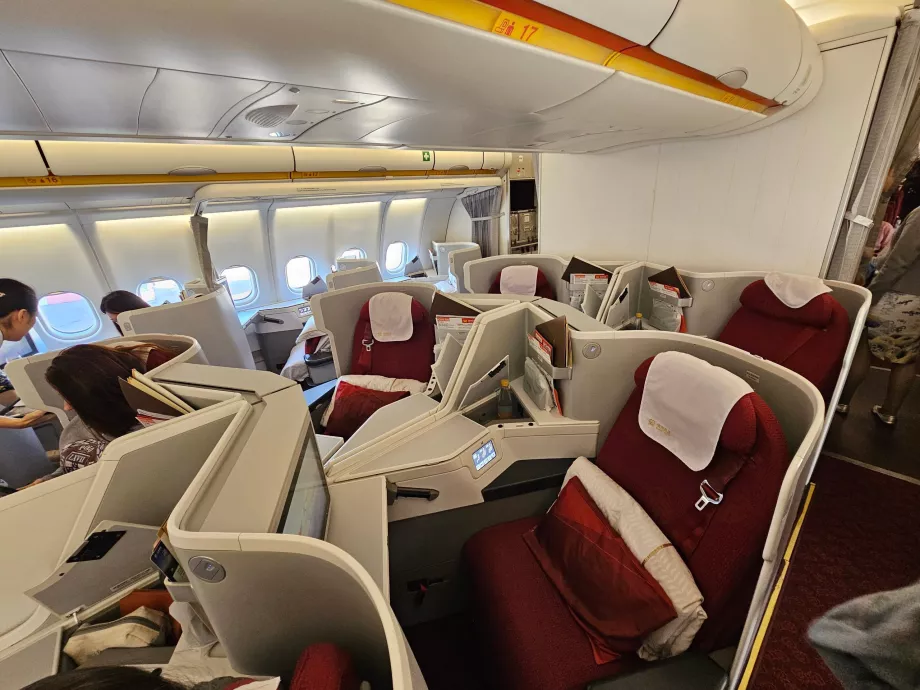 Sepasang kursi di tengah