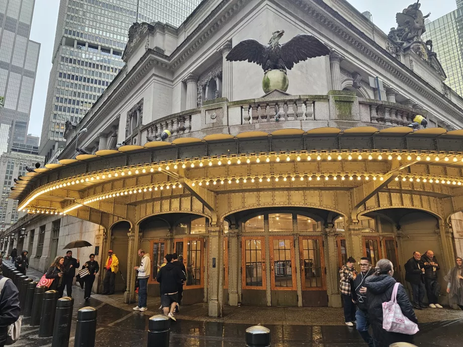 Patung elang di atas pintu masuk