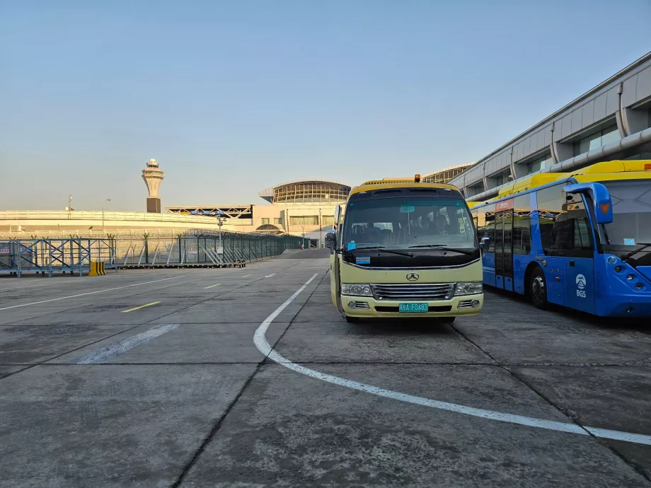 Transfer bus ke pesawat