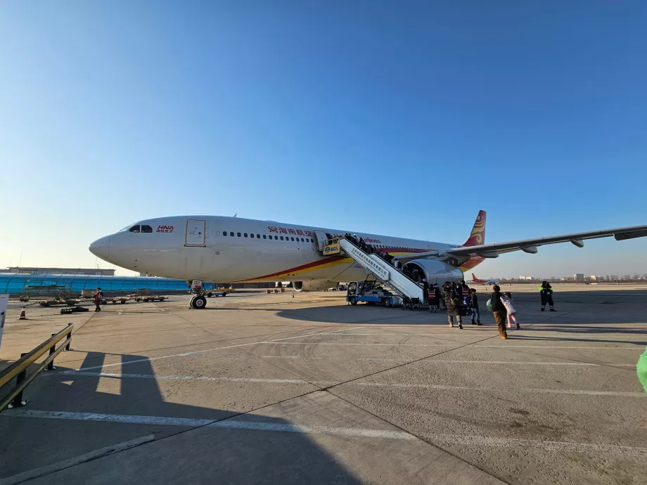 Pesawat kami di bandara Beijing
