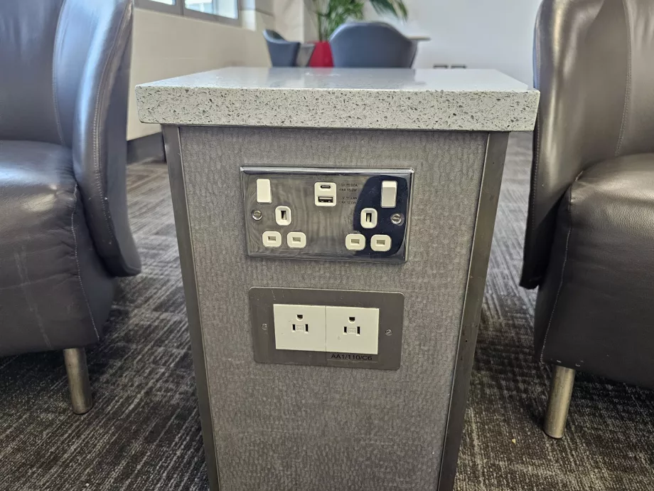 Soket dan pengisi daya