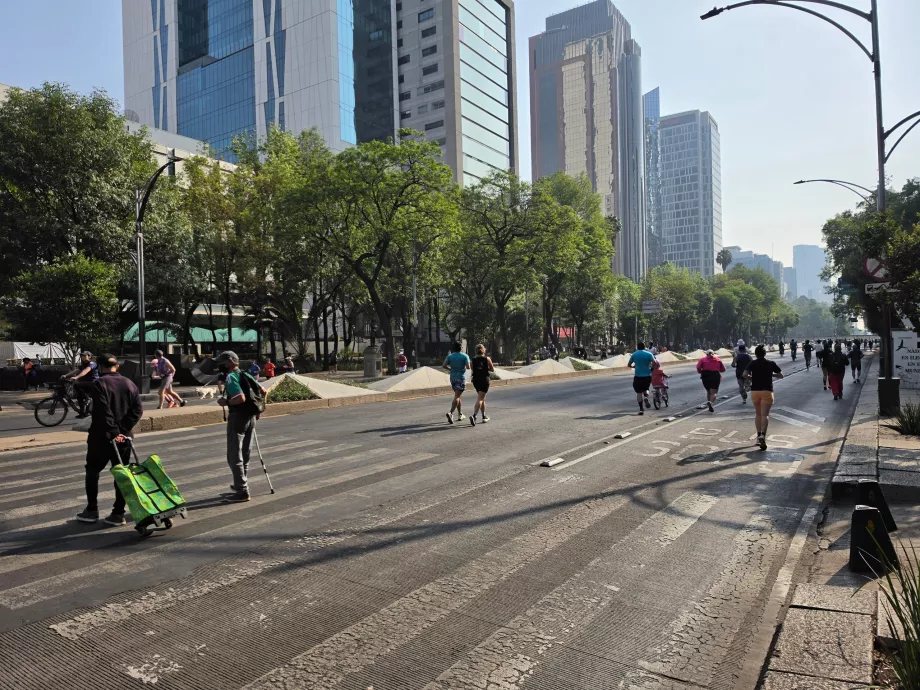 Lari pagi hari Minggu di sepanjang Jalan Reforma