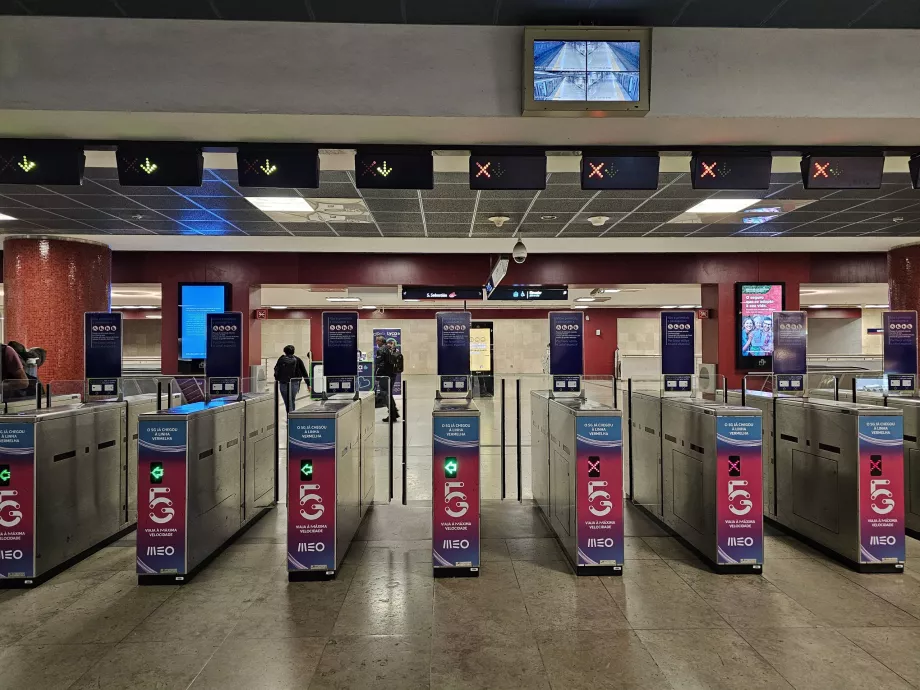 Pintu putar untuk memasuki stasiun metro