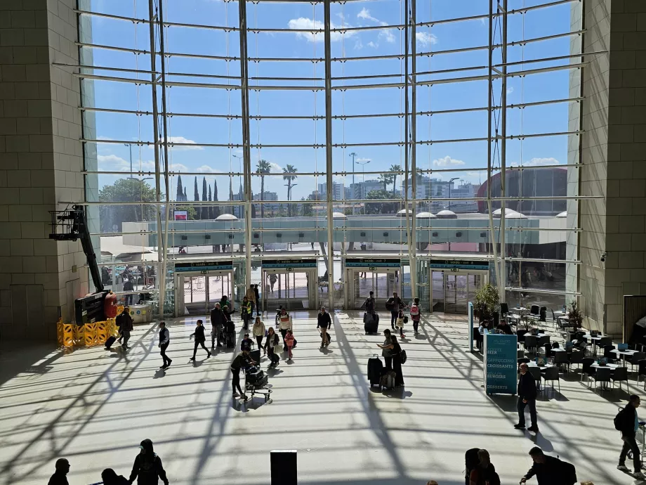 Keluar dari Terminal 1 menuju metro dan bus