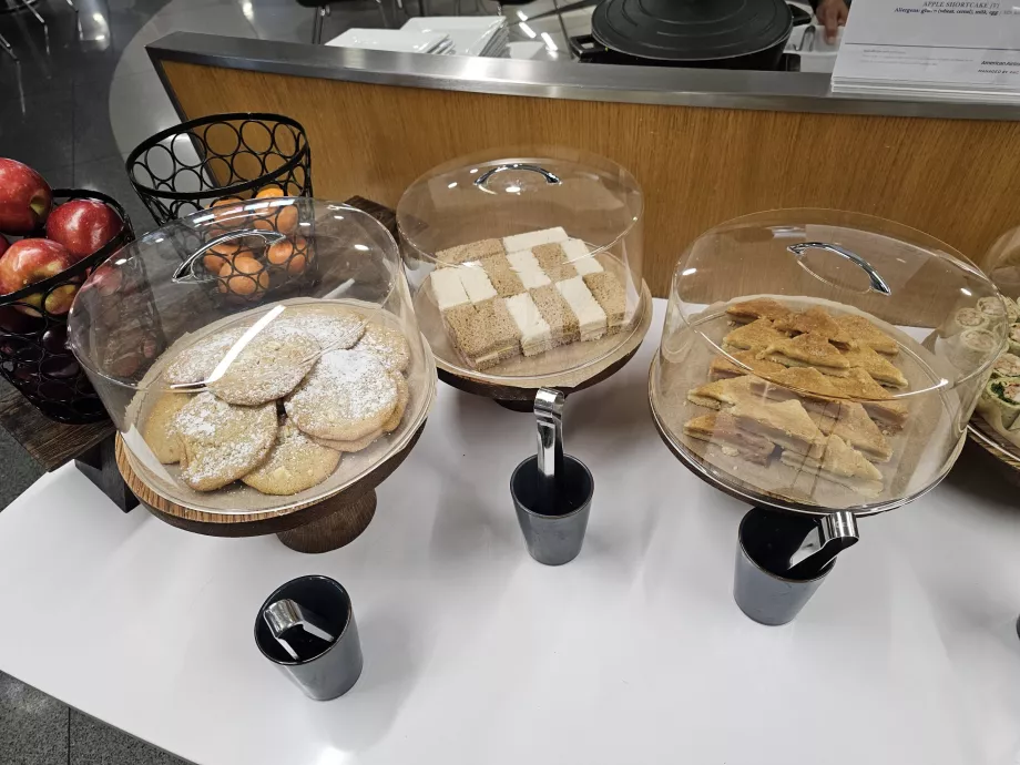 Roti manis dan roti lapis yang gurih