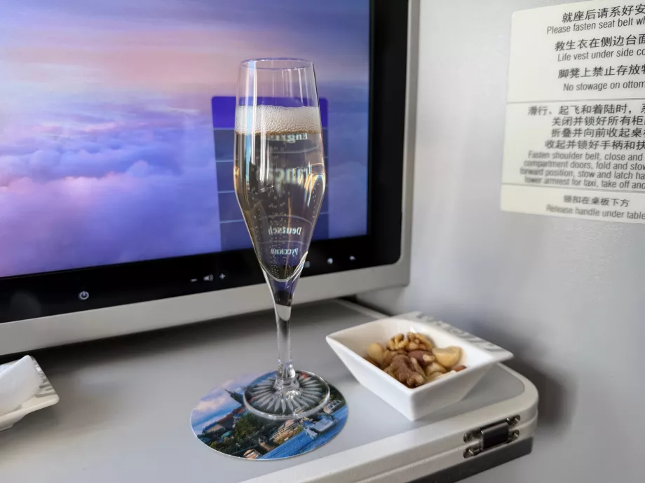 Minuman selamat datang dan kacang-kacangan