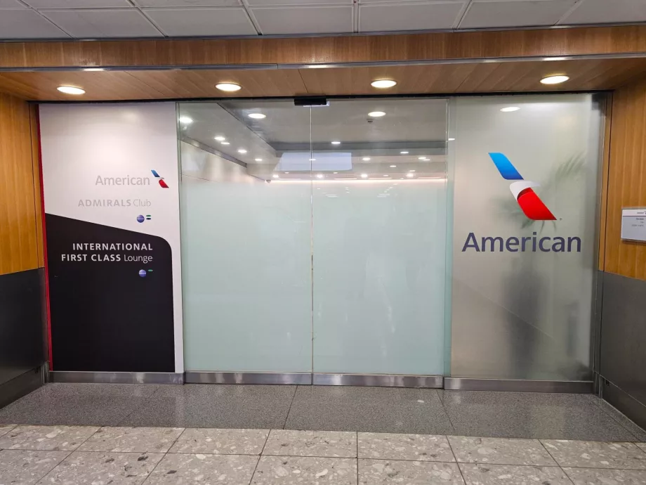 Pintu masuk utama ke Admirals Club