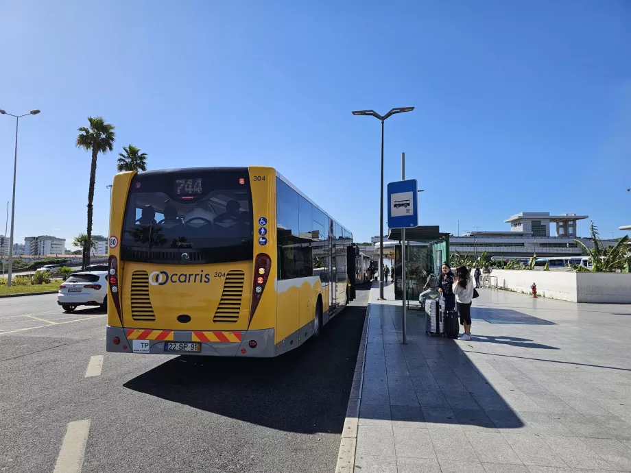 Halte bus ke arah pusat kota Lisbon