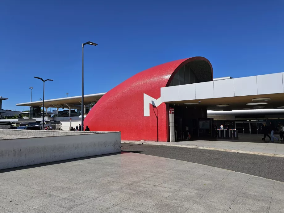 Stasiun metro di depan Terminal 1