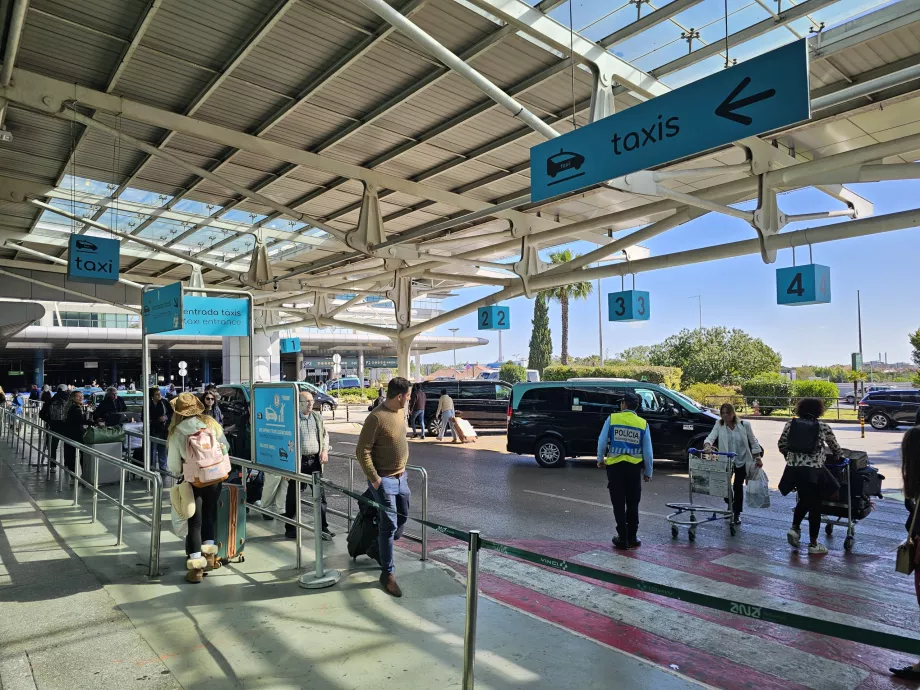 Pangkalan taksi di depan Terminal 1