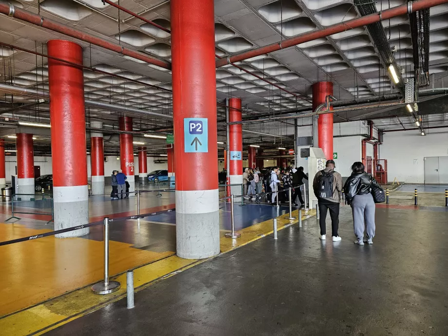 Tempat parkir P2 - Pangkalan taksi Uber dan Bolt