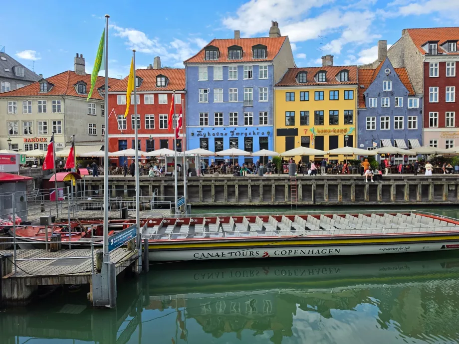 Pesiar kapal wisata di Nyhavn