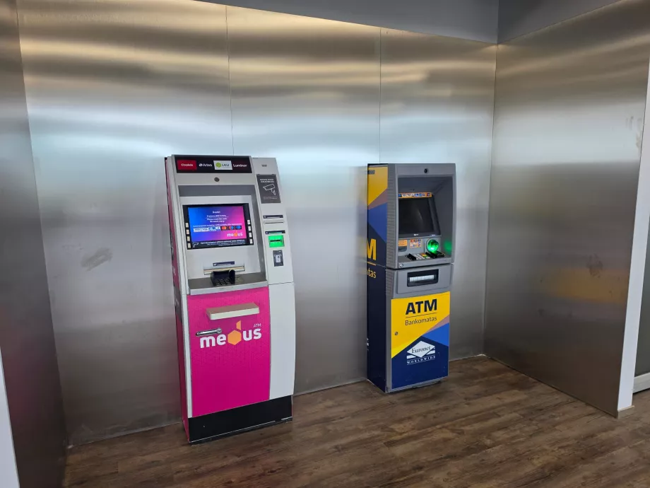 Mesin ATM di ruang kedatangan