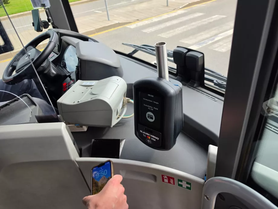 Pembayaran dengan kartu di dalam bus