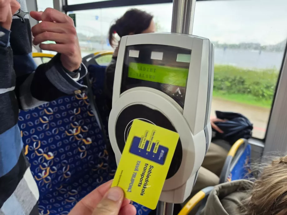 Menggunakan tiket Anda di bus