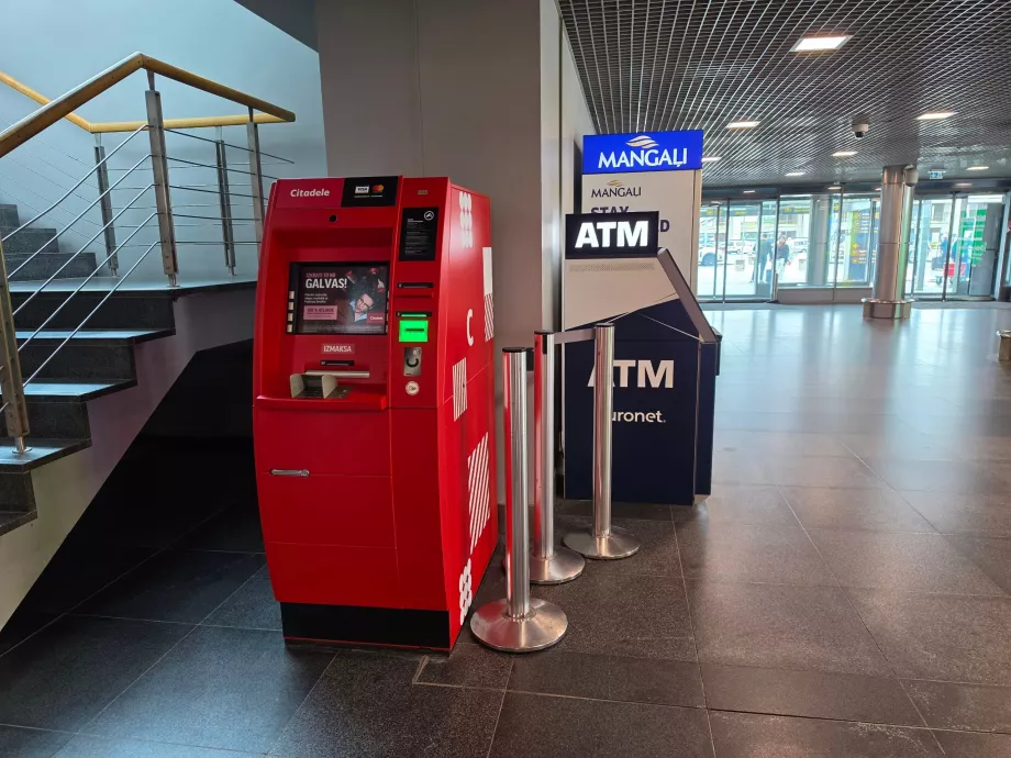 Mesin ATM di ruang kedatangan
