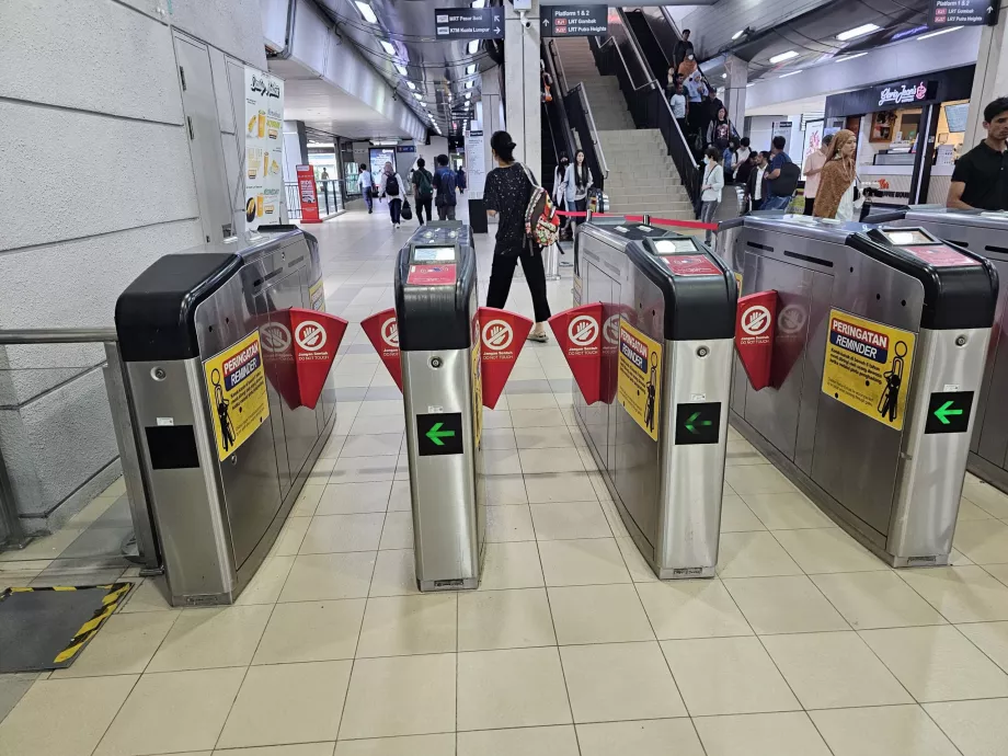 Pintu putar di pintu masuk metro