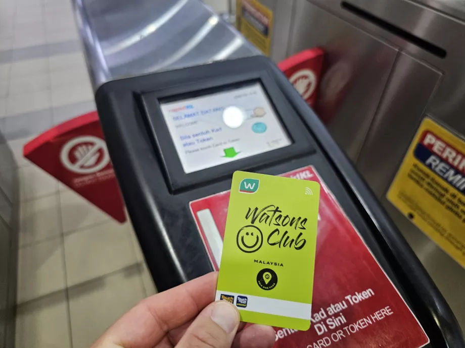 Menggunakan kartu Touch-n-Go untuk memasuki metro