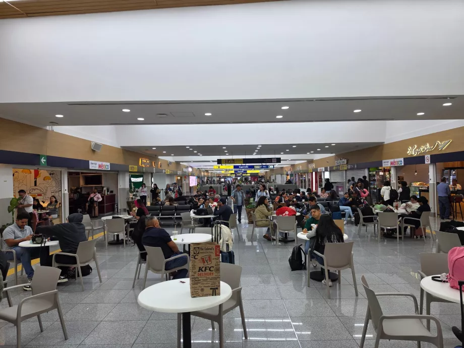 Area Makan, area transit, Terminal 1