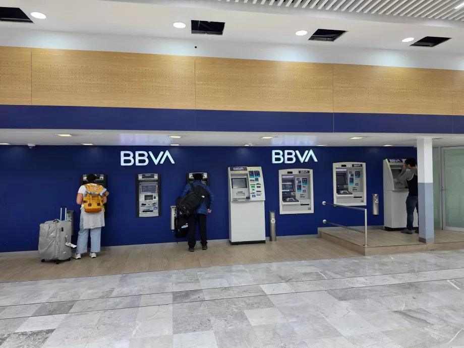 Mesin ATM di ruang kedatangan
