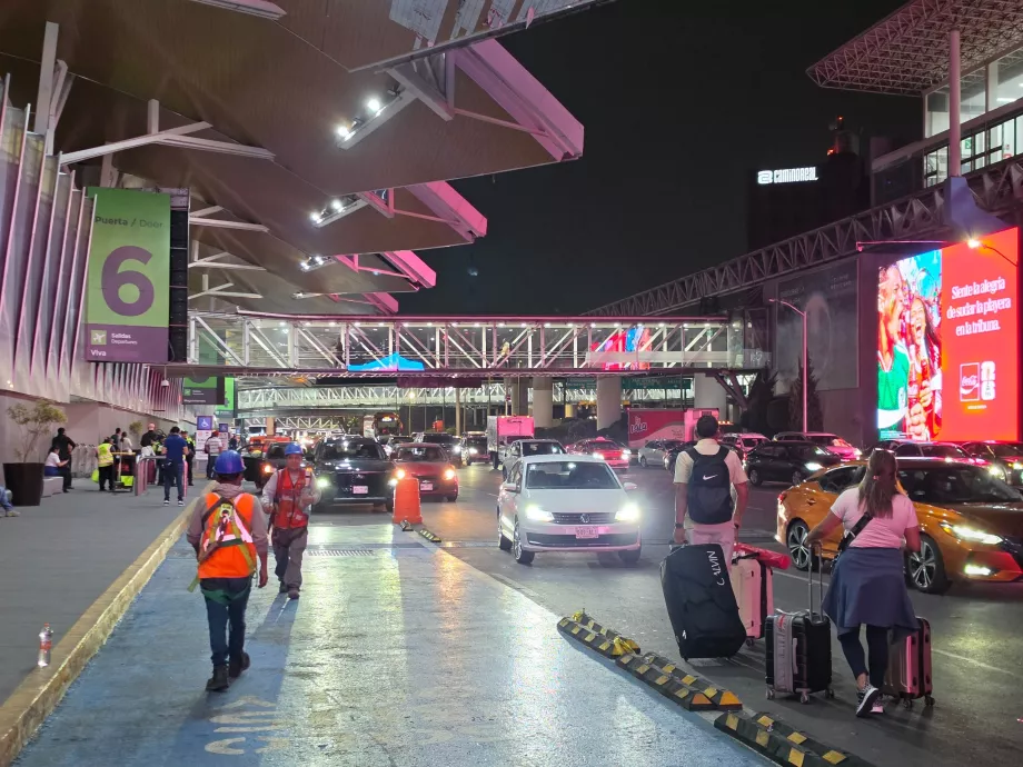 Titik penjemputan Uber di depan Terminal 1