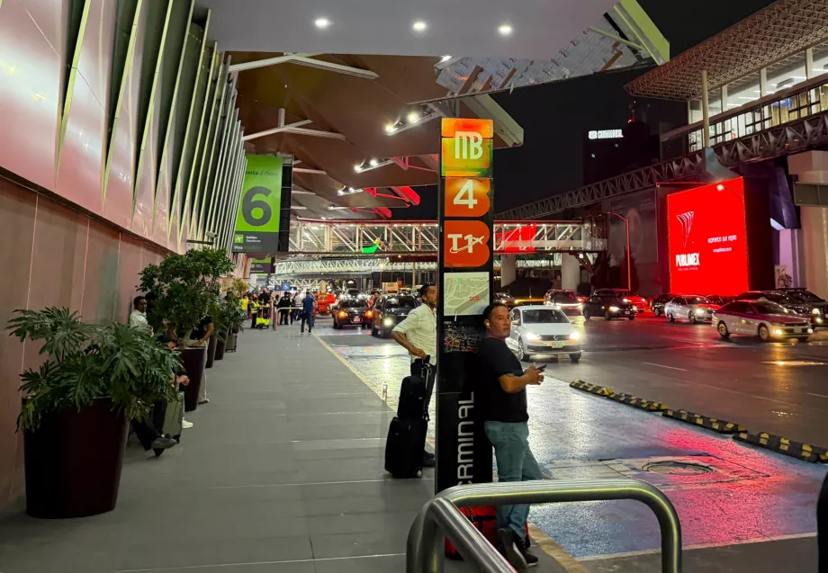 Halt bus kota menuju pusat kota