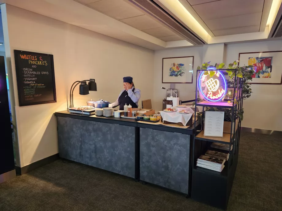 Berdiri dengan wafel dan pancake